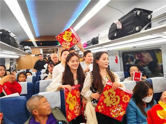 普洱文旅为中老铁路列车乘客送上“新春暖意”