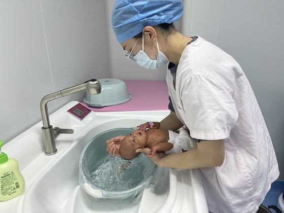 孟连县人民医院全力救治“手掌婴儿”