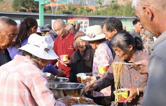 景东县首个村级老年幸福食堂开业