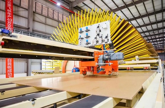 云投集团年产40万立方米轻质超强刨花板项目首板成功下线